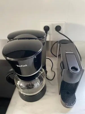 a coffee maker and a blender on a counter at Vogelvrij, vakantie woning met landelijk uitzicht en geheel omheinde tuin in Burgerbrug