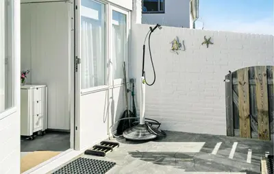 a room with a white brick wall at Windwijser in Bergen aan Zee