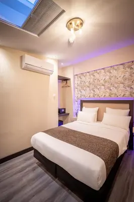 a bedroom with a large bed in a room at Hotel Oscar in Amsterdam