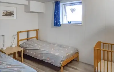 a bedroom with a twin bed and a window at Elfrank in Bergen aan Zee