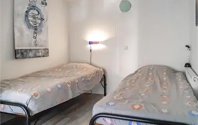 a room with two beds in a room at Elfrank in Bergen aan Zee