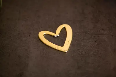 a gold heart shaped object on a table at Appartementen Zer en Loft in centrum Bergen in Bergen