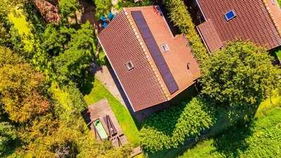 an overhead view of a house with a red roof at Huisje Avondrood in Schoorl