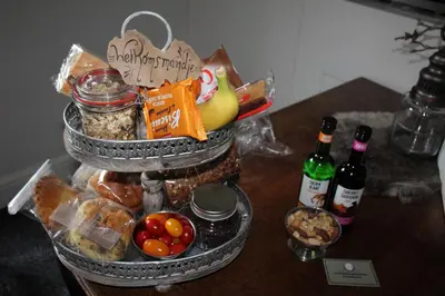 a basket filled with food and drinks on a table at Studio Bed and Breakfast Zaans Moment in Assendelft