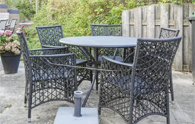 a table and four chairs sitting around a table at Zwaluwnest in Bergen aan Zee