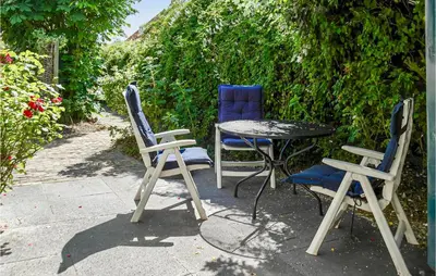 two chairs and a table and a table and chairs at Bergenhuisje in Bergen aan Zee