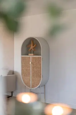a room with a tv and a bird on a shelf at Slapen aan zee by Droomvilla in Sint Maarten