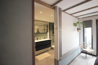 a bathroom with a sink and a mirror at Bed & Breakfast De Ruige Weide in Oudewater