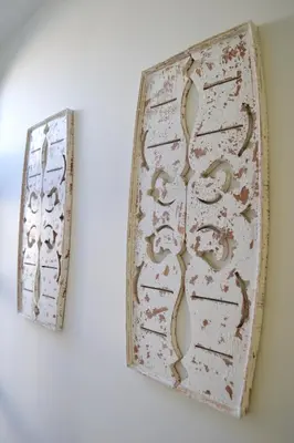 a wooden box with a pattern on a wall at Oranje Nassau aan Zee Appartement in Zandvoort