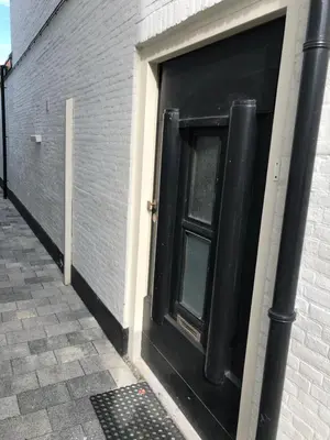 a black door on the side of a building at Thomasloft in Oegstgeest
