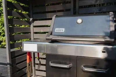 a grill with a laptop on top of it at Vakantiehuis Duinwald, geschikt voor 8 personen in Bergen