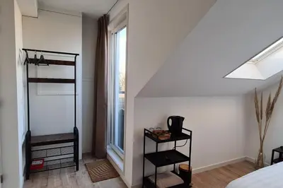 a bedroom with a bed and a window at B&B Het Groene Hart in Nieuwkoop