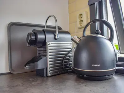 a tea kettle is next to a toaster oven at Blauwborst 24-24 in Breukelen