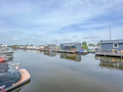 a marina with houses and boats on the water at Purperreiger 24-32 in Breukelen