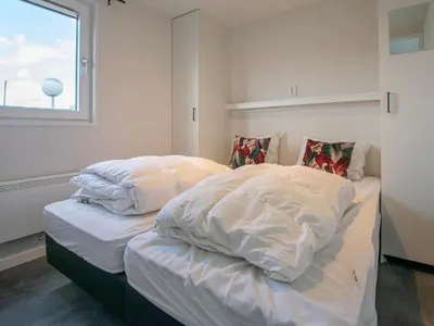 a bedroom with two beds with white sheets and a window at Grote Karekiet 24-22 in Breukelen