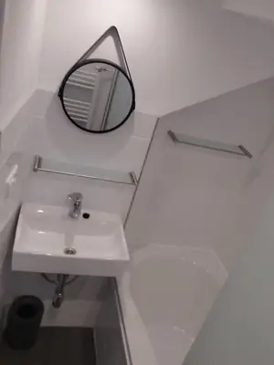 a white bathroom with a sink and a mirror at Luxe vakantiehuisje in prachtige en rustgevende omgeving in Nieuwe-Niedorp