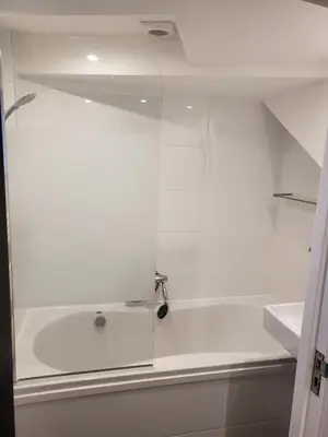 a white bath tub with a faucet in a bathroom at Luxe vakantiehuisje in prachtige en rustgevende omgeving in Nieuwe-Niedorp