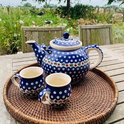 a blue and white tea pot and two cups on a table at Hestar Husid, het luxe paardenhuis in Weesp