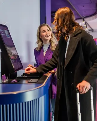 two women shaking hands at a computer at Hotel VIC in Leiden