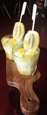 three glasses of bananas and eggs on a wooden table at B&Bslapenopeeneiland in Kaag