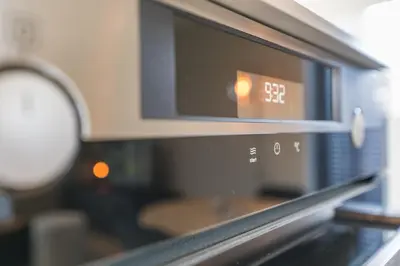 a close up of a microwave oven in a kitchen at Luxe appartement dichtbij strand en zee, in het hart van de bollenstreek in Noordwijkerhout