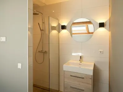 a bathroom with a sink and a mirror at Dutchen Erfgoedpark De Hoop Vakantiewoningen in Uitgeest