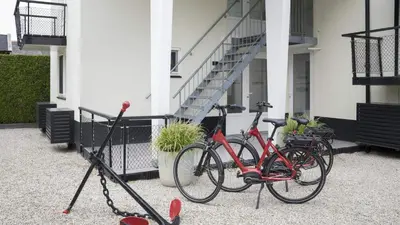 two bikes parked in front of a building at Plassenzicht Logies & Sloepverhuur in Loosdrecht