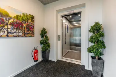 a hallway with potted plants and a walk in shower at Bens The Highdocks in Amsterdam