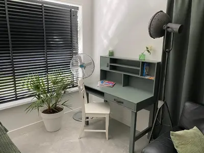 a desk with a fan and a chair in a room at Holidayhome Geuzenhoeve op de Munnickaij in Schellinkhout