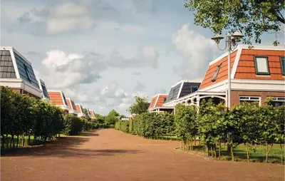 a row of houses on a dirt road at Tulp En Zee 6 Persoons in Noordwijk aan Zee
