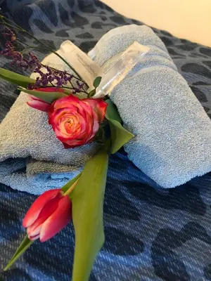 a bouquet of flowers on top of a towel at Guesthouse BedNboot met terras aan het water in Rijpwetering