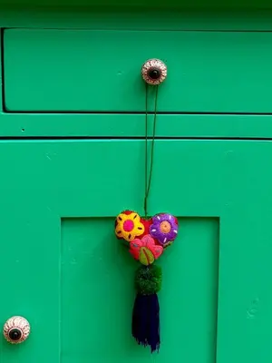 a heart shaped decoration on a green door at In de Aap - Appartementen & Guesthouse in Bergen