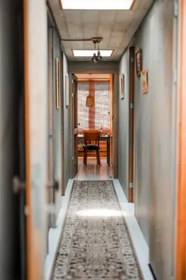 an empty hallway with a table in a room at In de Aap - Appartementen & Guesthouse in Bergen