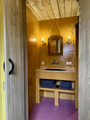 a bathroom with a sink and a mirror at In de Aap - Appartementen & Guesthouse in Bergen