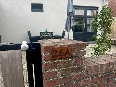 a brick wall with a sign on it at T-Rots, prachtig zomerhuis in Noordwijk aan Zee