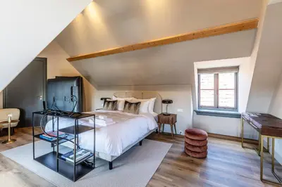 a bedroom with a bed and a piano at Bistrotel 't Amsterdammertje in Nieuwersluis
