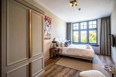 a bedroom with a bed and a window at Bistrotel 't Amsterdammertje in Nieuwersluis