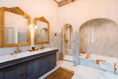 a bathroom with two sinks and a tub at Fortuna Spinoza in Monnickendam