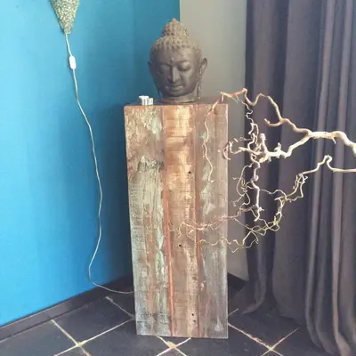 a statue of a head with a rope around it at Vakantiewoning De Lotus in Hoevelaken