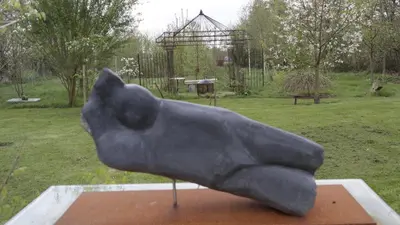 a statue of a cat on a stand in a park at Vakantiewoning De Lotus in Hoevelaken