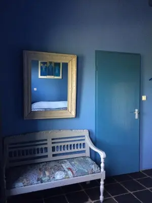 a blue room with a bench and a mirror at Vakantiewoning De Lotus in Hoevelaken
