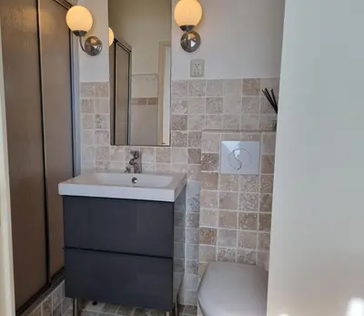 a bathroom with a sink and a toilet at Het Voorhuis boerderij Hoeve Vrede Best in Weesp