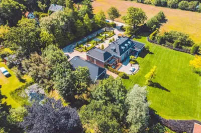 an aerial view of a large house with a yard at Buitenliefde, romantisch verblijf voor 2 personen in Heiloo