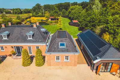 an overhead view of a brick house with a yard at Buitenliefde, romantisch verblijf voor 2 personen in Heiloo