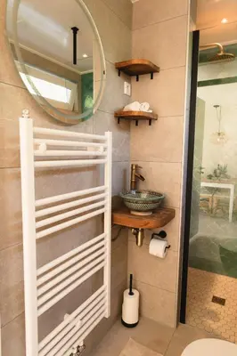 a bathroom with a sink and a mirror at Kelp in Egmond aan Zee