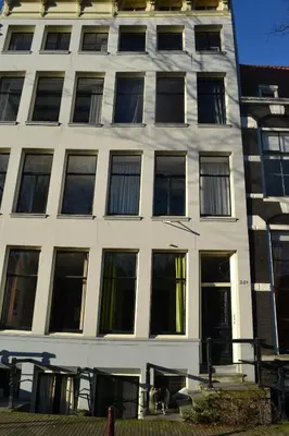 a white building with lots of windows at Luxueuze Studio Herengracht in Amsterdam