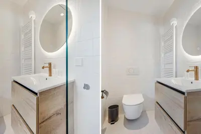 a bathroom with two sinks and a mirror at Bens The Walton in Amsterdam