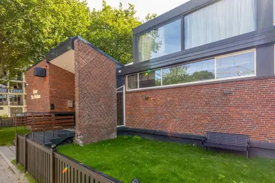 a brick building with a bench in a yard at Bens The Walton in Amsterdam