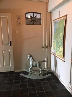 a figurine of a horse on a floor in a hallway at B&B De Beijersche Stee, Logies aan de Waterkant in Stolwijk