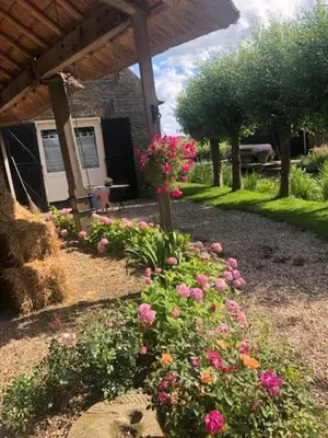 a garden with flowers in front of a house at B&B De Beijersche Stee , Logies in de Wagenschuur in Stolwijk